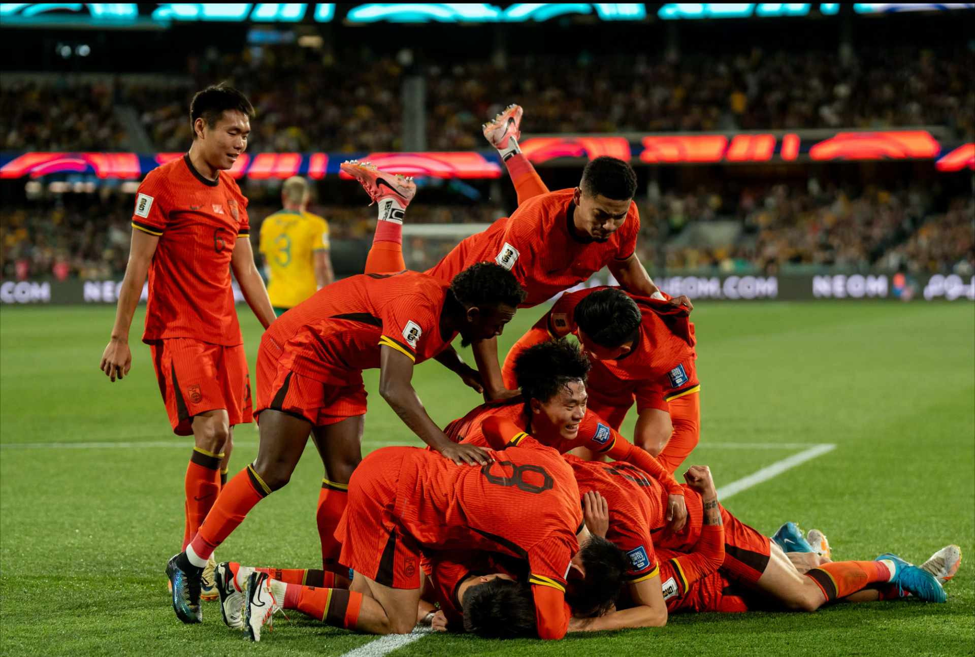 棋牌游戏-足球强强对话，球场百态呈现精彩纷呈(聊聊足球)