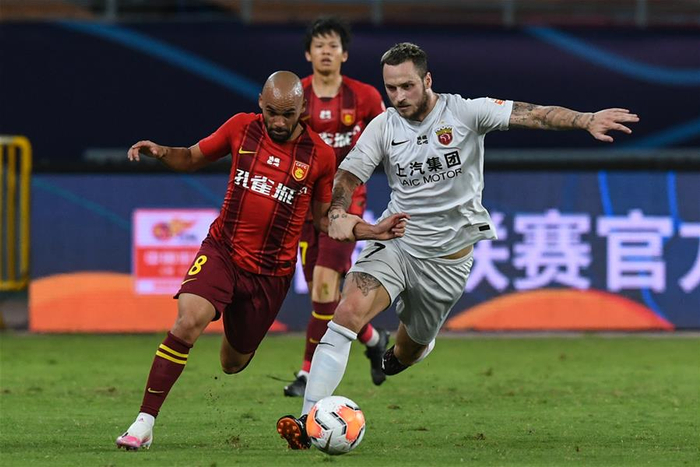 包含上海上港客场击败河北华夏幸福，稳居榜首的词条