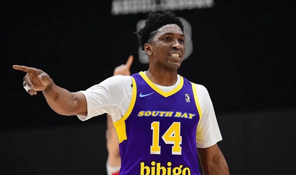 包含湖人擒鹈鹕，维斯布鲁克发威助球队稳住局势的词条