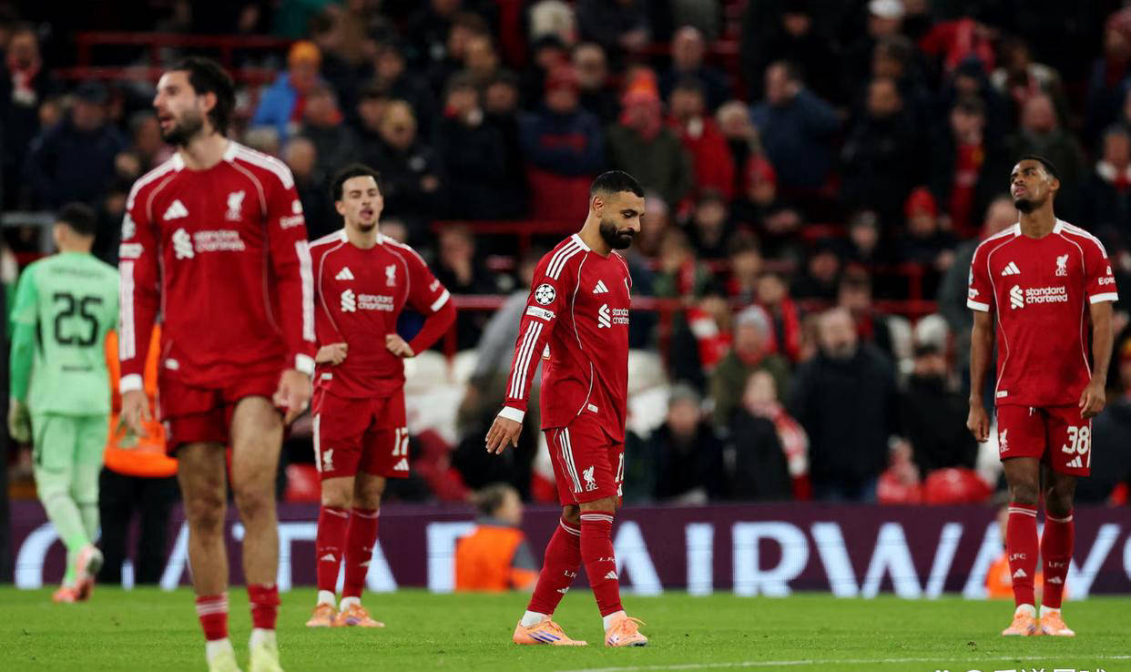 包含斯帕尔队主帅正面临下课危机，球队表现不尽如人意的词条