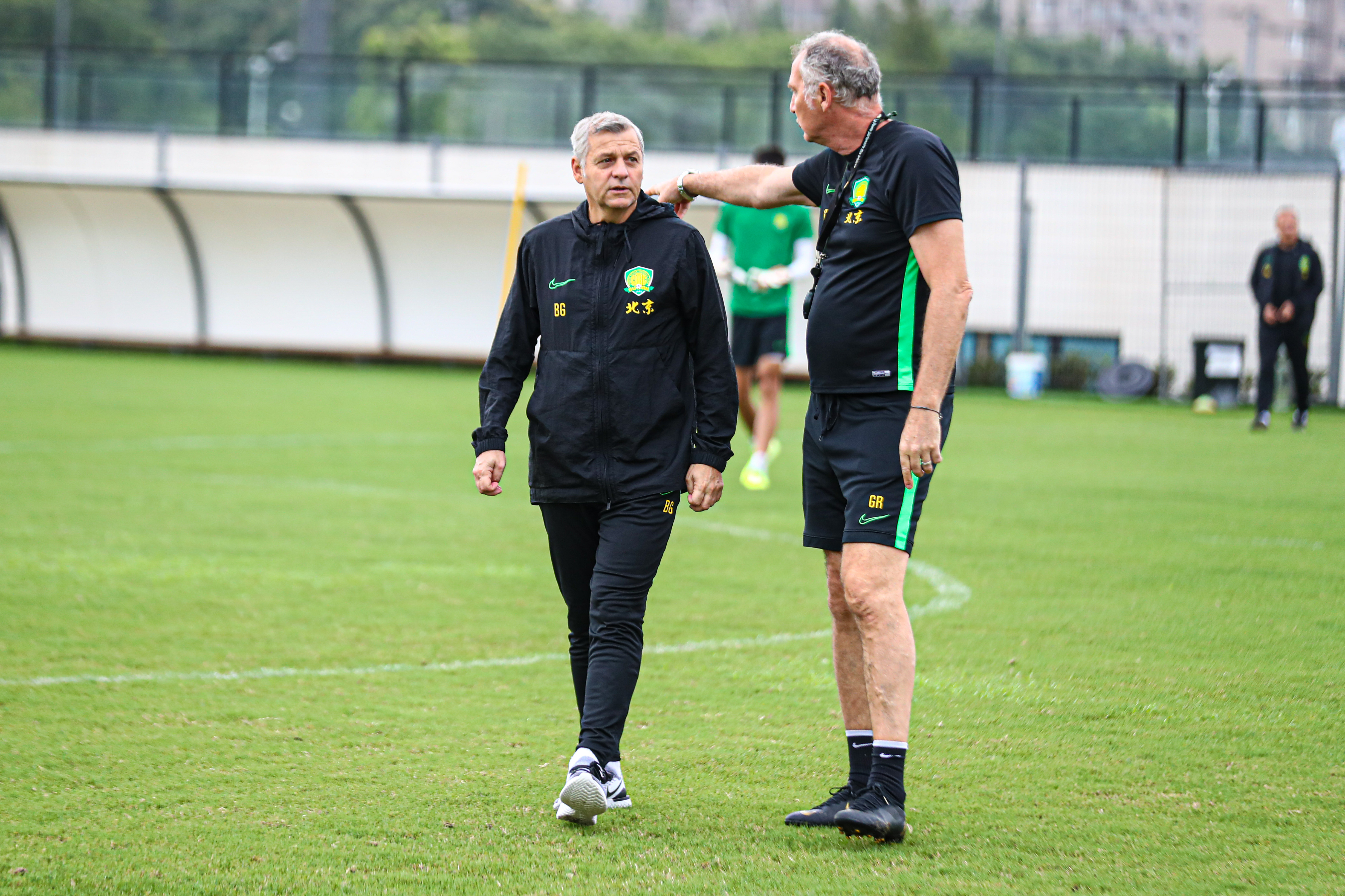 教练团队合作默契带领球队创历史记录怎么写