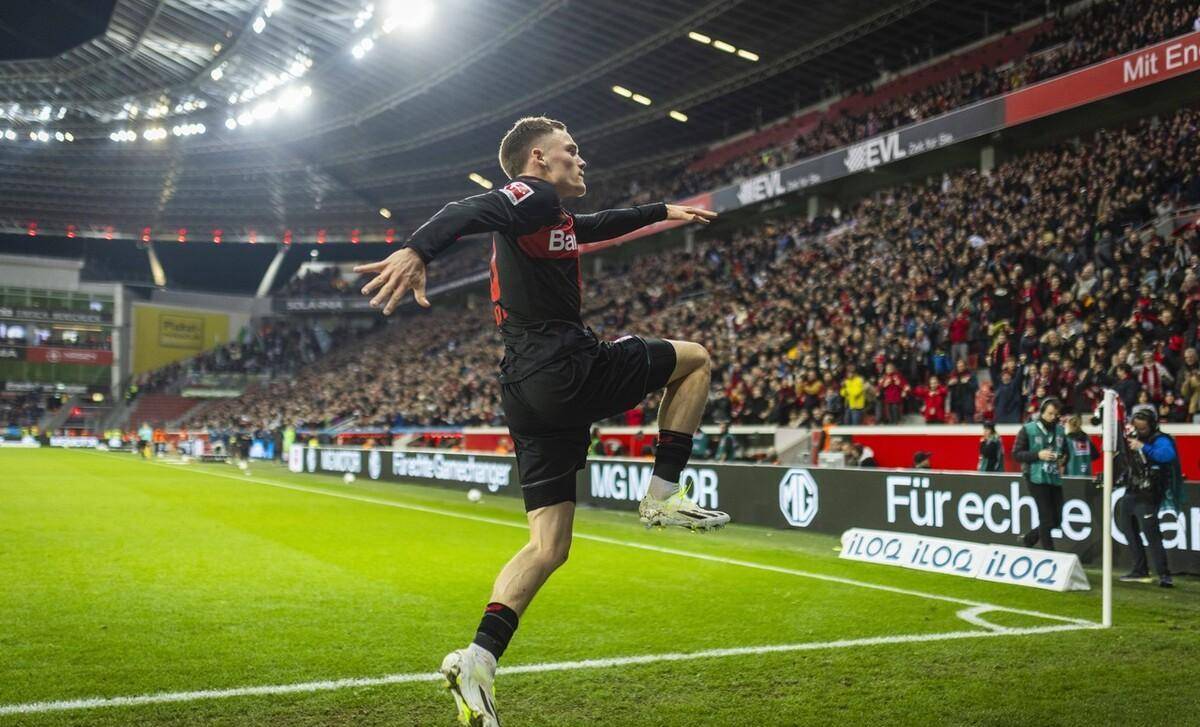 勒沃库森球队转播直播训练，与球迷互动的简单介绍